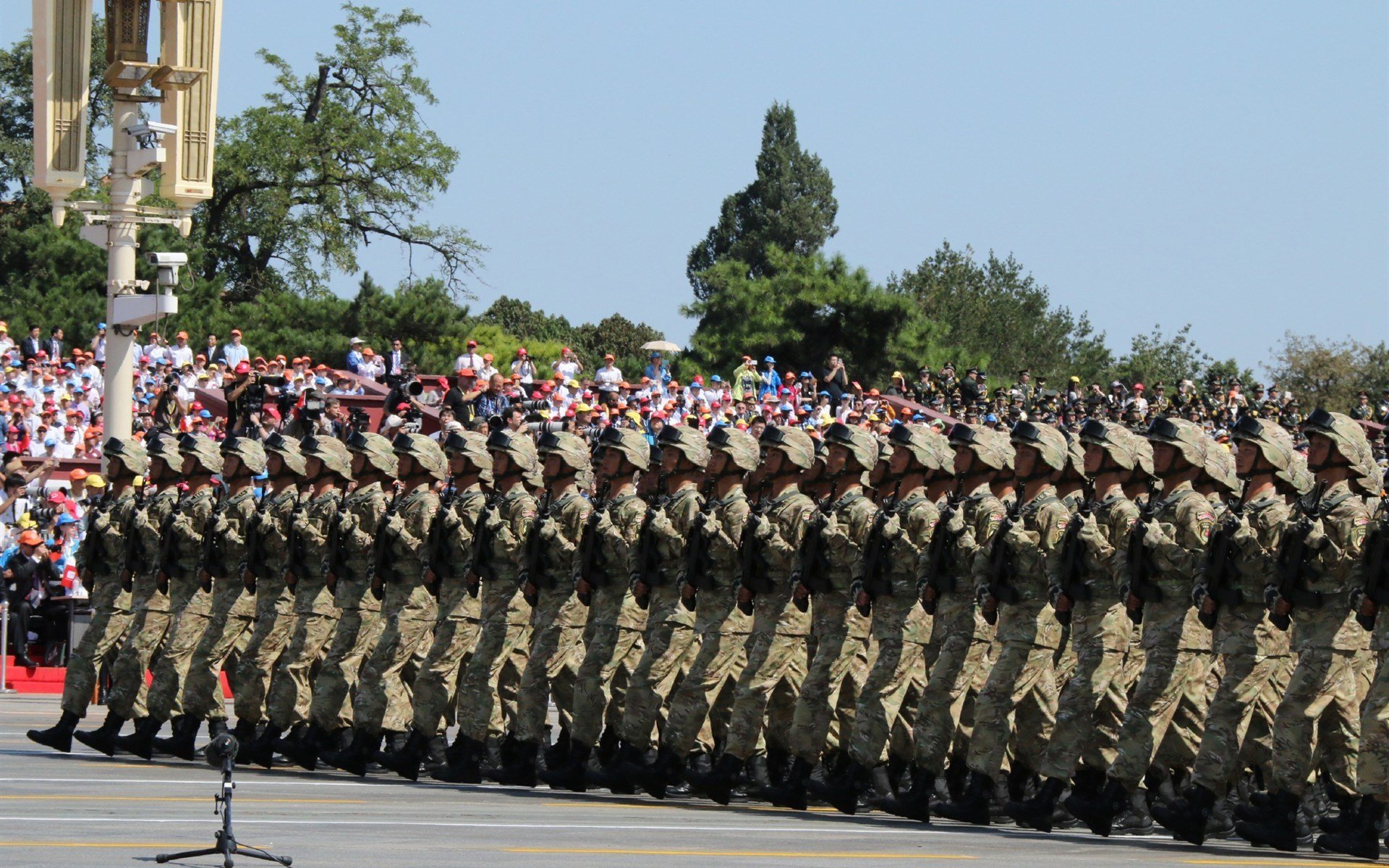 _劳模精神：逆境中坚持到底的经典瞬间_，逆境中的坚持名人故事