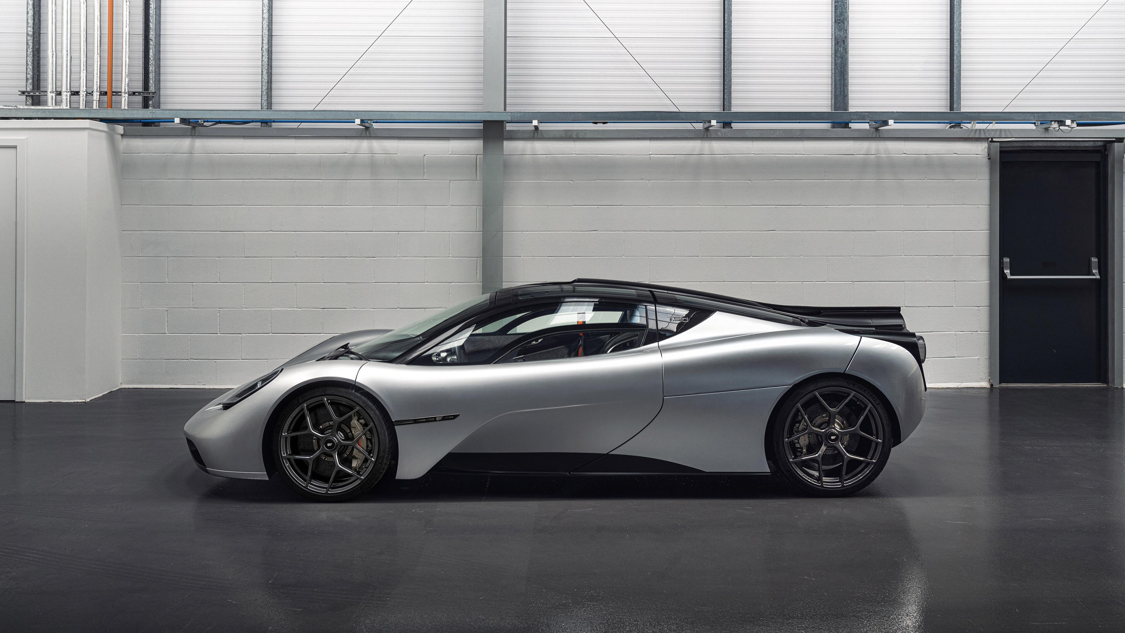 爱游戏下载-莱斯特城中场新星基尔南·杜斯伯里-霍尔：展现潜力，基尔斯德莱斯